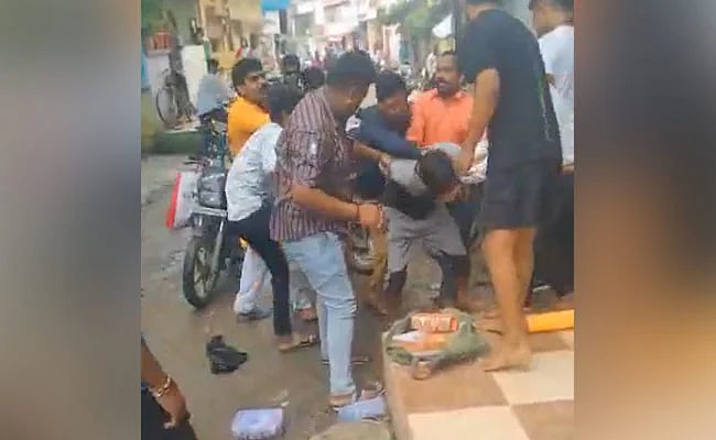 A Muslim bangle seller being beaten up in Indore just for venturing into a Hindu locality last week