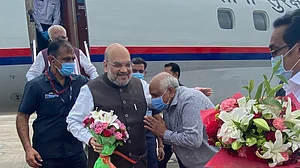 Bhupendra Patel receiving Amit Shah before the oath-taking ceremony (Photo: Twitter)