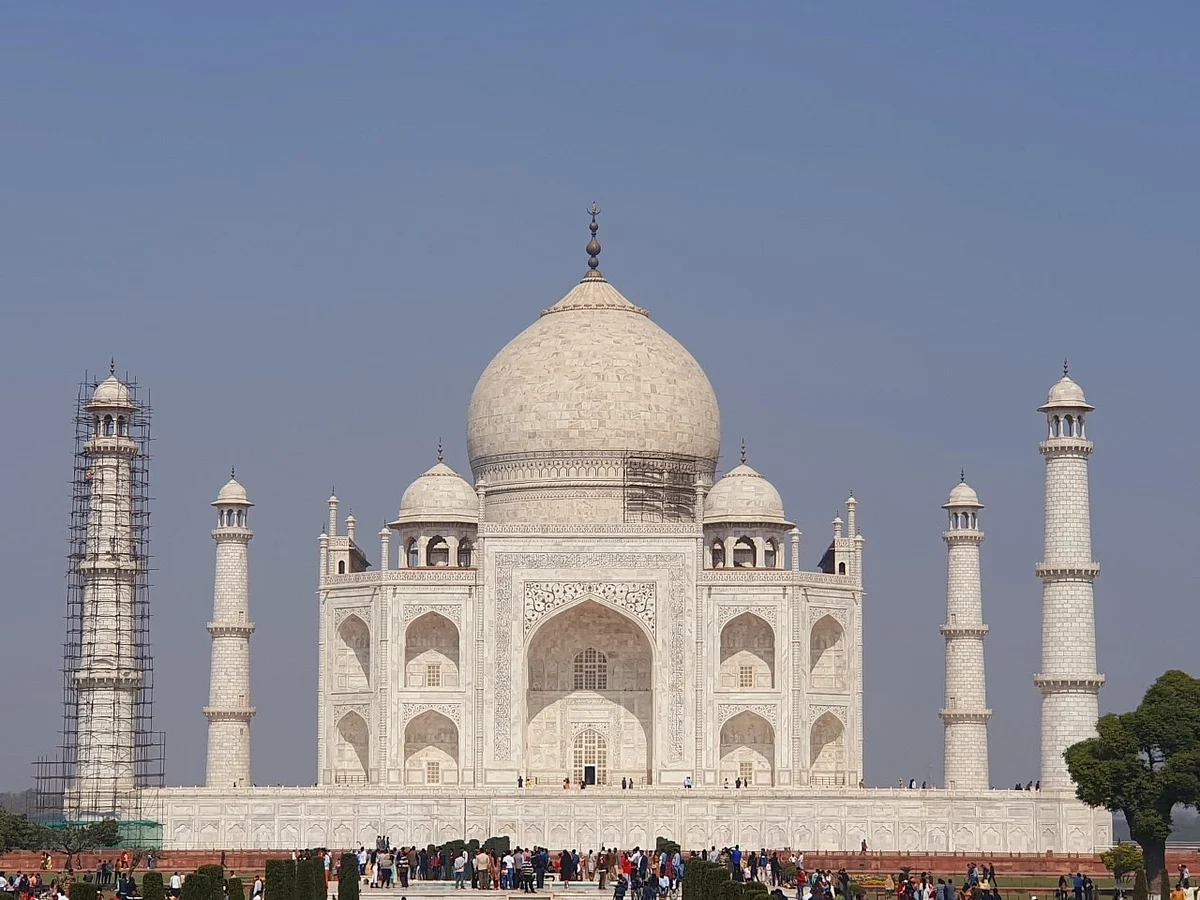 The architecture of Rauza-e-Munawwara (Taj Mahal) also tells a tale