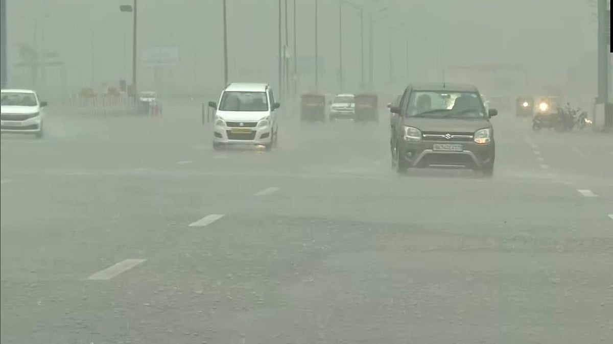 Cold wave grips Delhi, fog affects visibility slows traffic