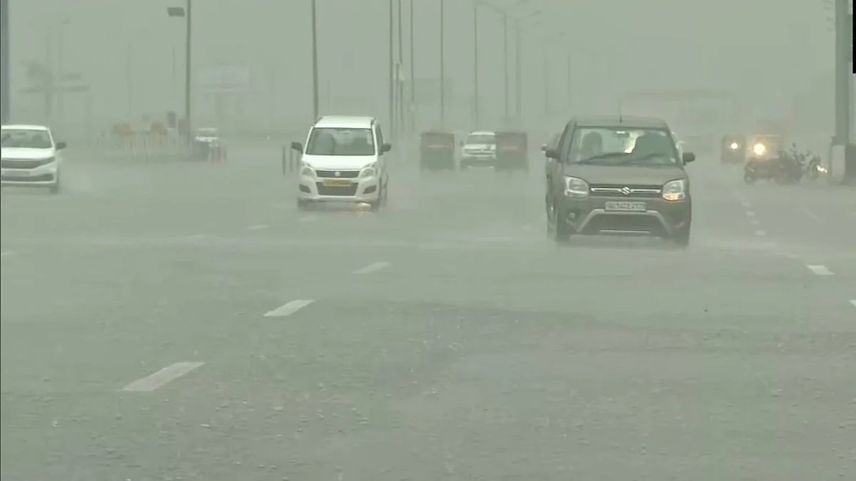 Rains lash Delhi, traffic movement disrupted
