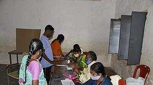 Firing at polling booth during panchayat polls in Bihar's Aurangabad