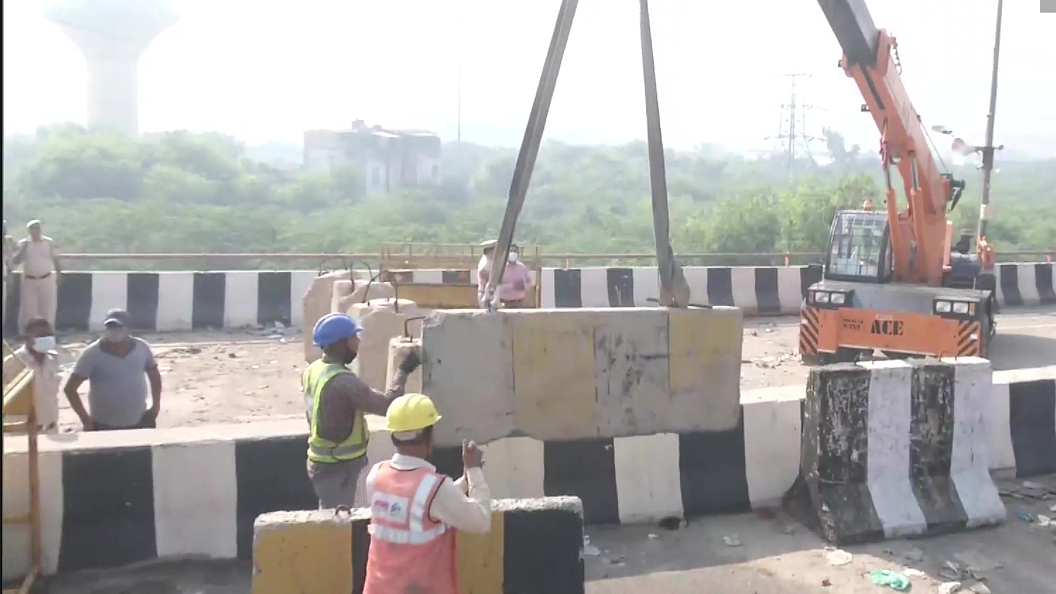 Cops removing barricades at Ghazipur farmers' protest site