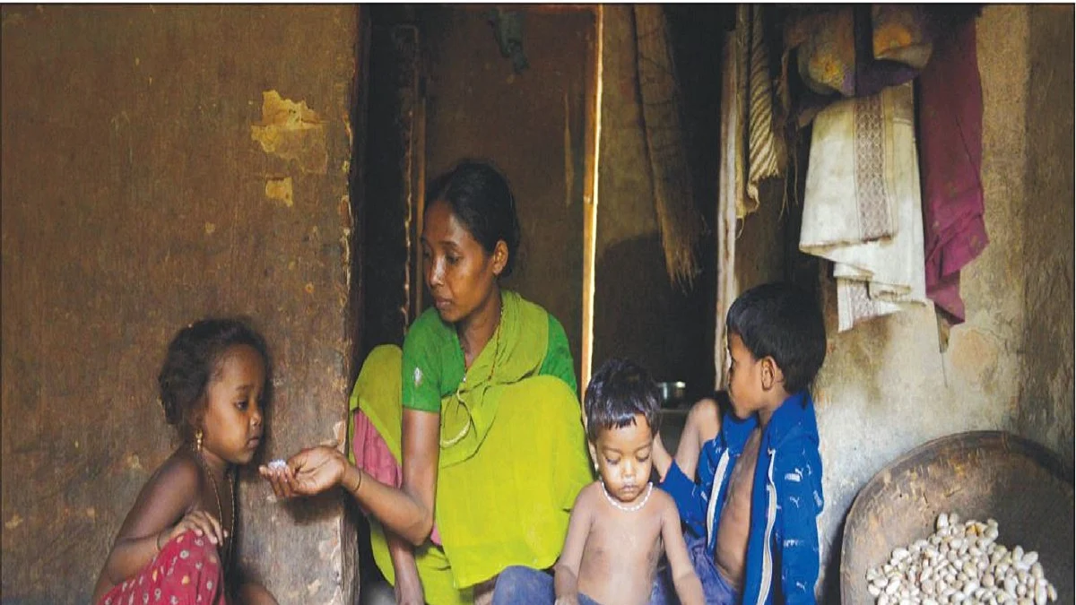 Sanmai, a widow, feeds her children boiled jackfruit seeds. That’s all the family had in the name of ‘food’ that
day. The previous day she had borrowed a little rice from neighbours to make ‘Pakhal’