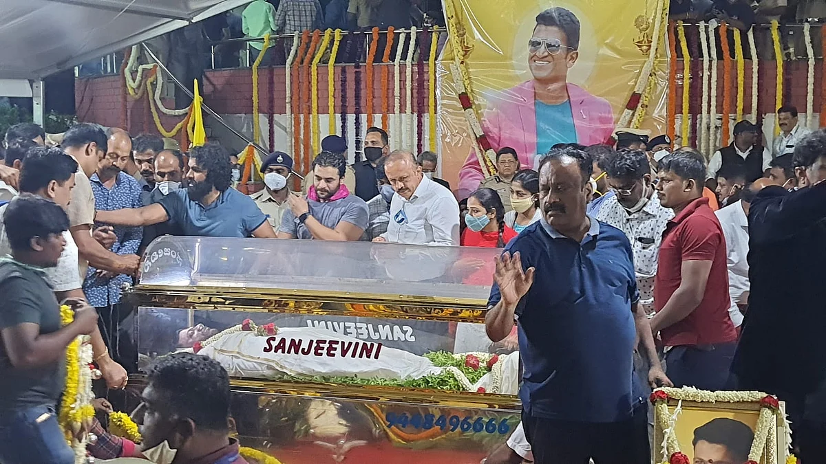 People paying their respect to the Kannada actor