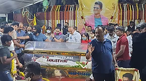 K'taka govt decides to hold Puneeth's cremation on Sunday