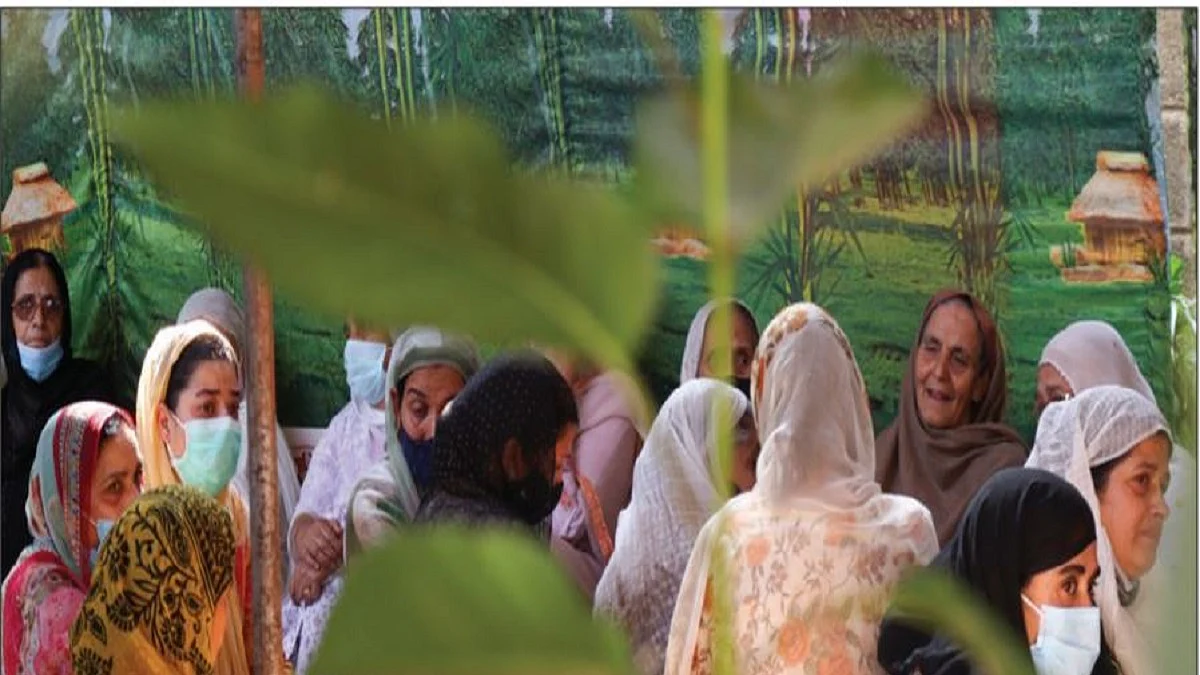 Women mourn the death of Supinder Kaur, who was killed by
militants in Srinagar’s Eidgah area (Photo: Mir Zeeshan)
