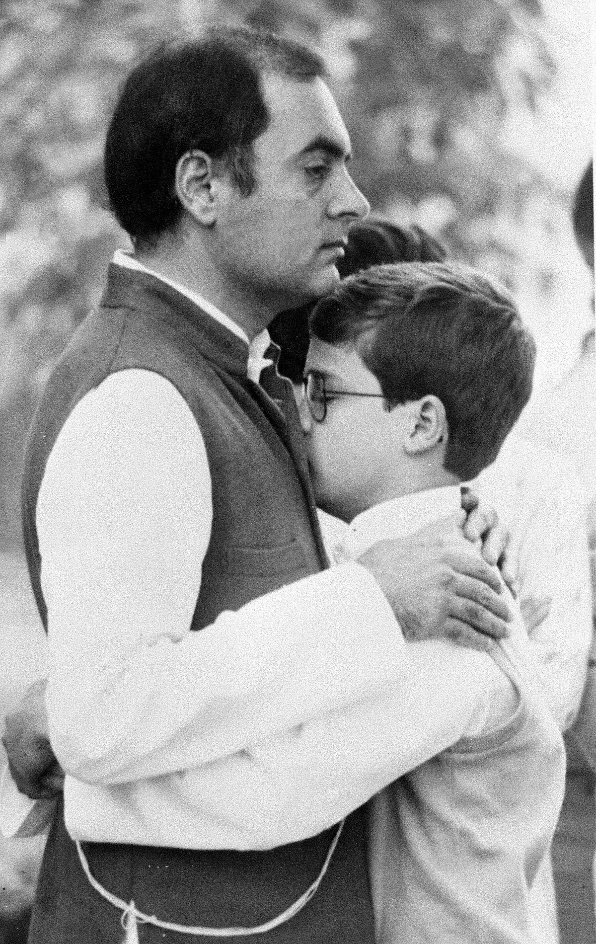 A young Rahul Gandhi embraces his father, Rajiv Gandhi