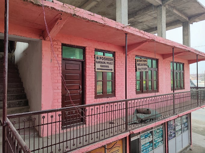 Kashmiri weavers of Pashmina ‘Kani’ shawls left in the lurch