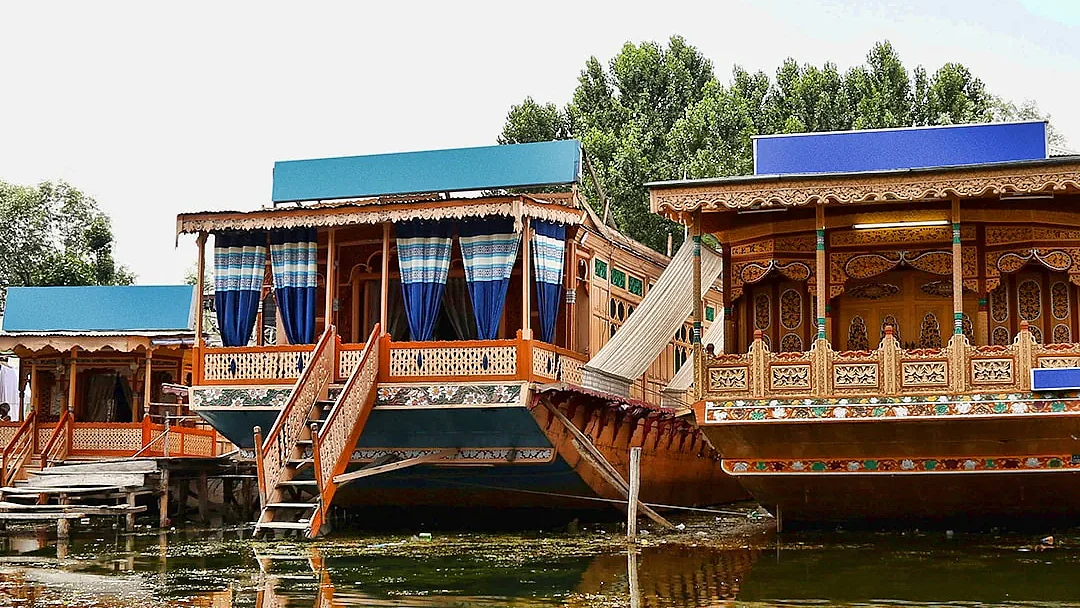 7 houseboats gutted in Kashmir's Nigeen Lake