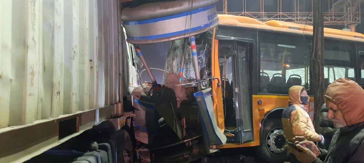 6 dead after electric bus runs over bystanders in Kanpur