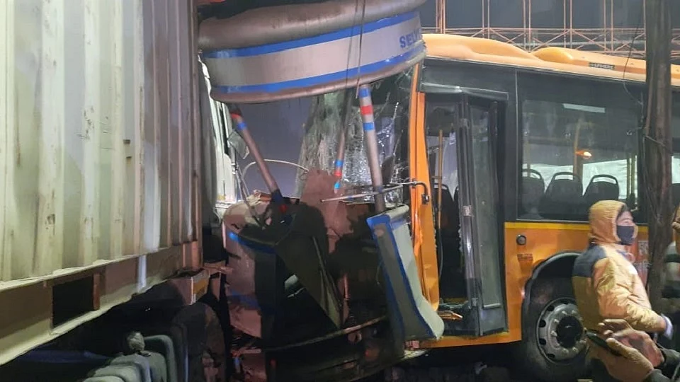6 dead after electric bus runs over bystanders in Kanpur