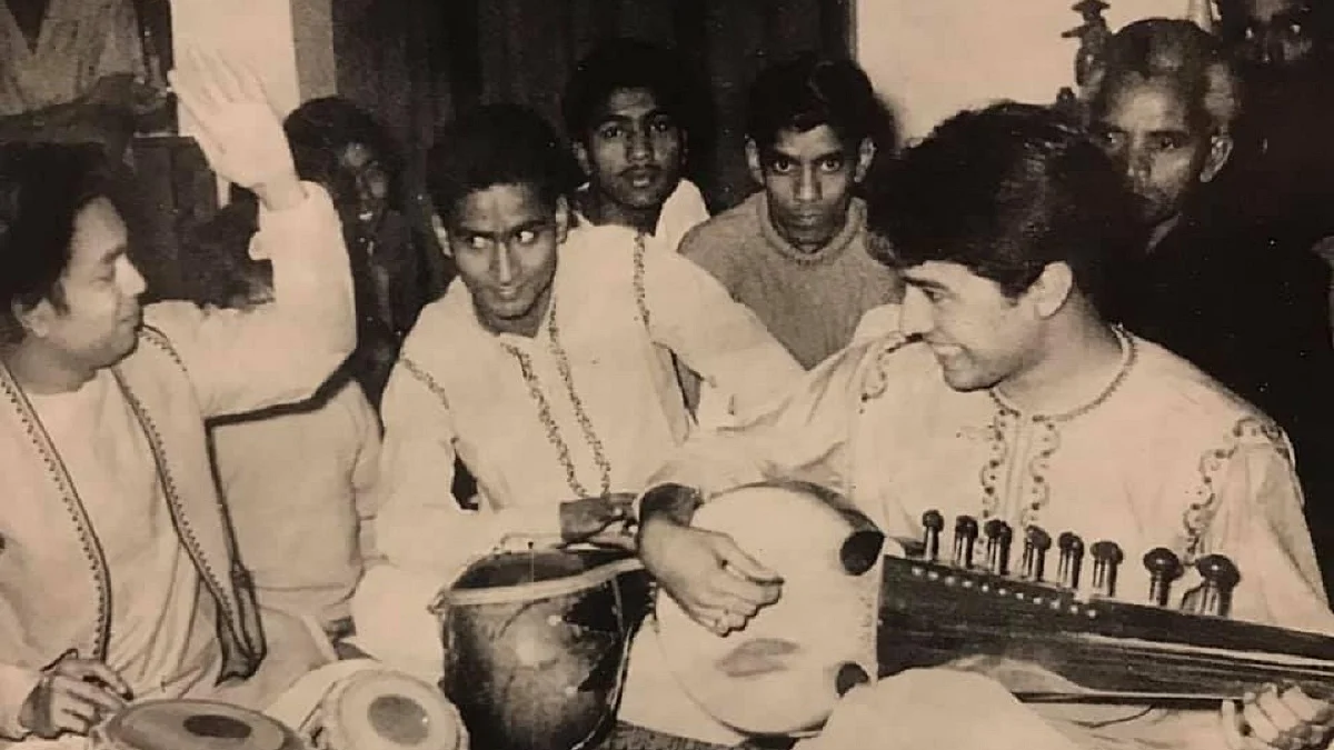 Pandit Birju Maharaj paying the table to Amjad Ali Khan's Sarod