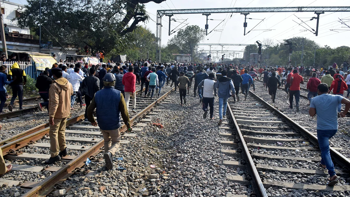 UP: Police brutally thrash students protesting at Prayagraj railway station; photos, videos go viral