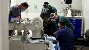 Omicron surge in US leads to shortage of medical staff