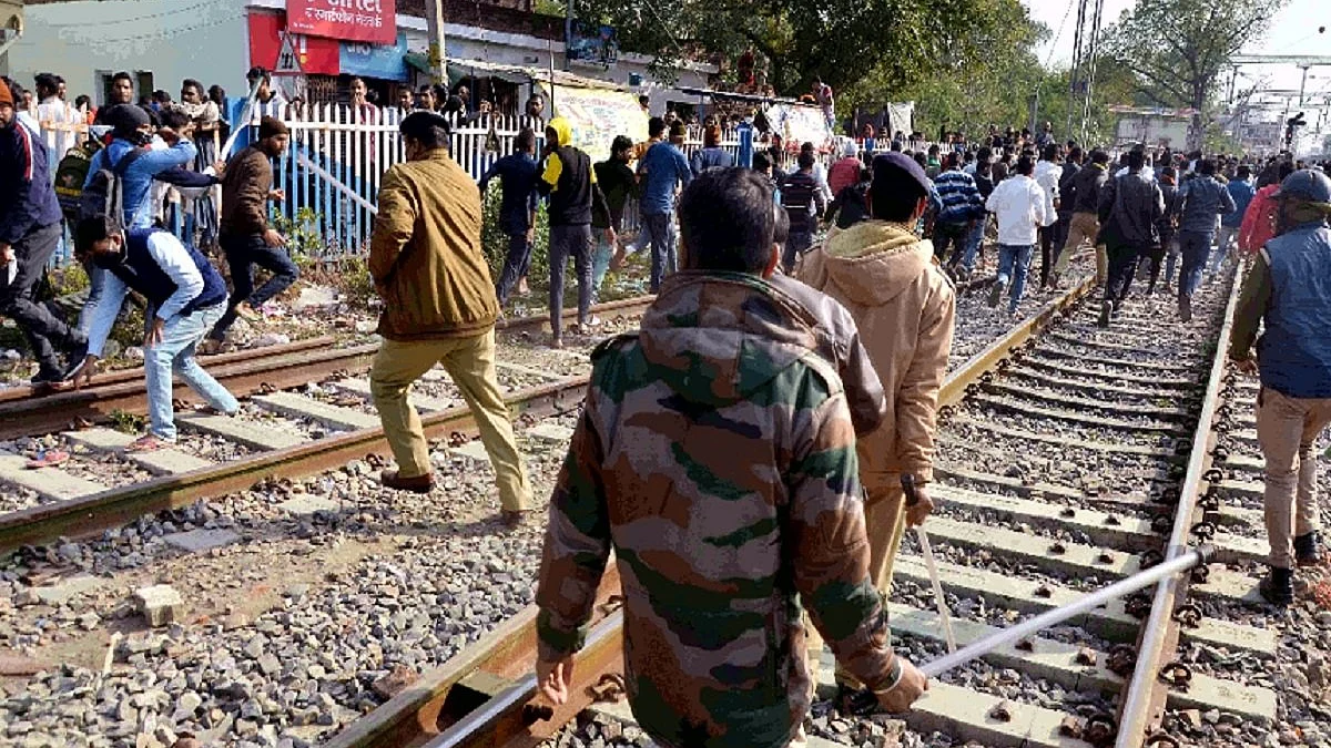 Police chase away students protesting against long delay in railway recruitment in Prayagraj