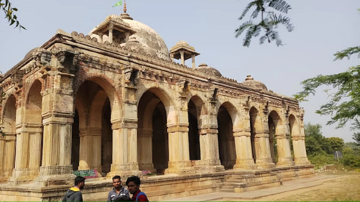 Fact-finding team alarmed by claims that 15th century Gujarat dargah was originally a Hindu temple