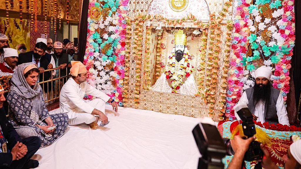 Rahul, Priyanka pay obeisance at Guru Ravidas's birthplace in Varanasi