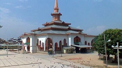 Minaret of famous Kashmir shrine tilted by earthquake