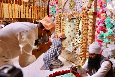 Rahul, Priyanka pay obeisance at Guru Ravidas's birthplace in Varanasi
