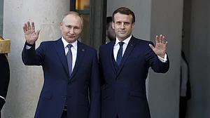 Putin, Macron discuss situation in Ukraine over phone