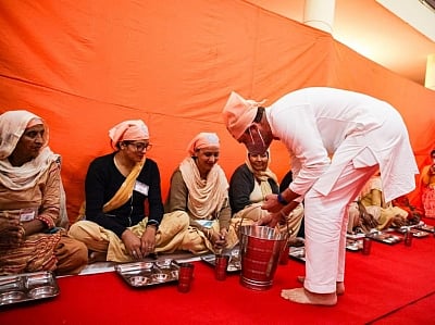 Rahul, Priyanka pay obeisance at Guru Ravidas's birthplace in Varanasi