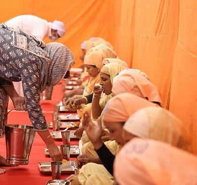 Rahul, Priyanka pay obeisance at Guru Ravidas's birthplace in Varanasi
