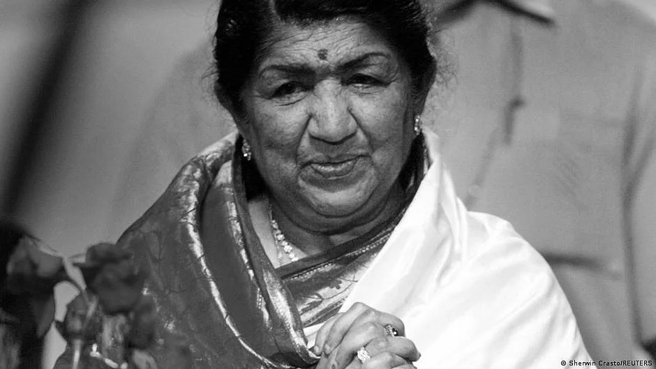 The Nightingale with clay feathers