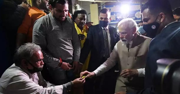 From Chaiwala to Paanwala: Nervous Modi walks down Varanasi streets