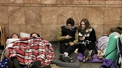 Kiev residents permanently move to metro tunnels