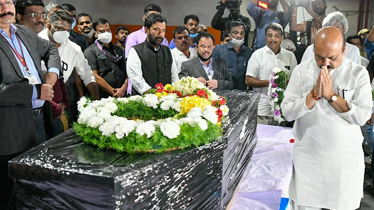Karnataka Chief Minister Basavaraj Bommai pays tribute to Naveen Shekharappa Gyangoudar
