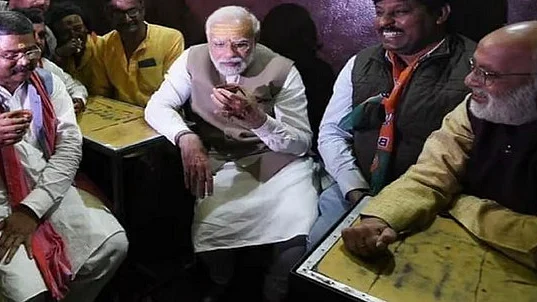 From Chaiwala to Paanwala: Nervous Modi walks down Varanasi streets