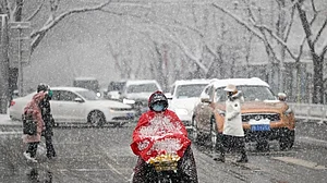 Heavy snow hits Beijing, triggers alerts