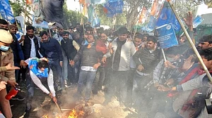 Gujarat NSUI burns effigy of BJP govt in front of Assembly building