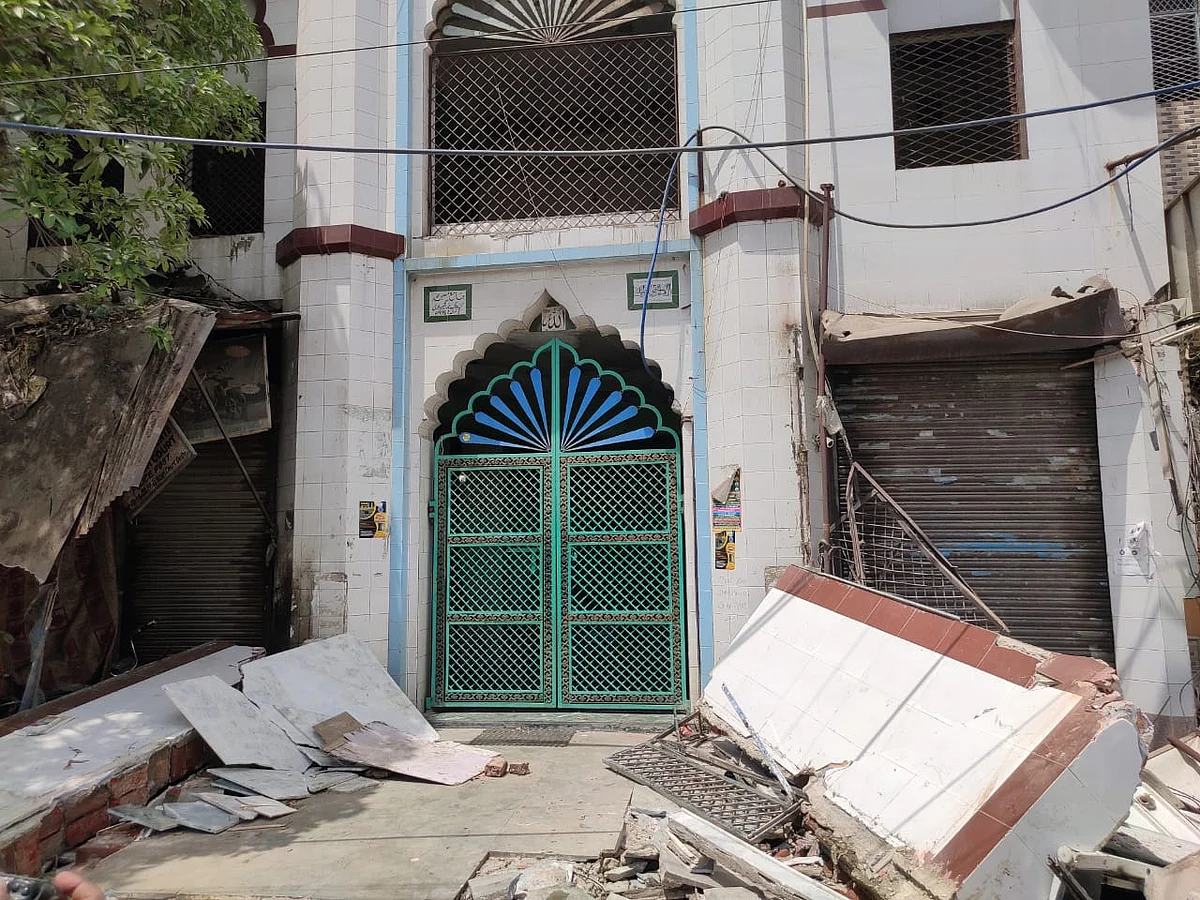 Jahangirpuri: Mandir escapes demolition drive even as Masjid’s front gate destroyed; Muslims unhappy but calm