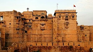 Jaisalmer hit hard by sand storm, Golden Fort's pole damaged