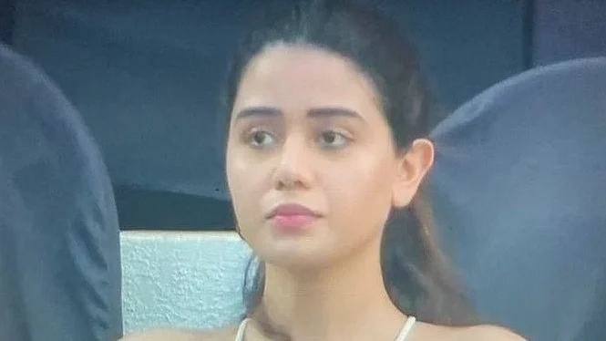 Images of mystery girl during KKR-DC match go viral