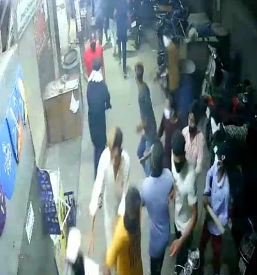 Two groups clash in Delhi, 20 detained