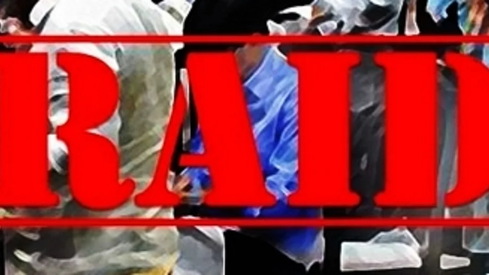 I-T raids at 400 locations of liquor barons, others