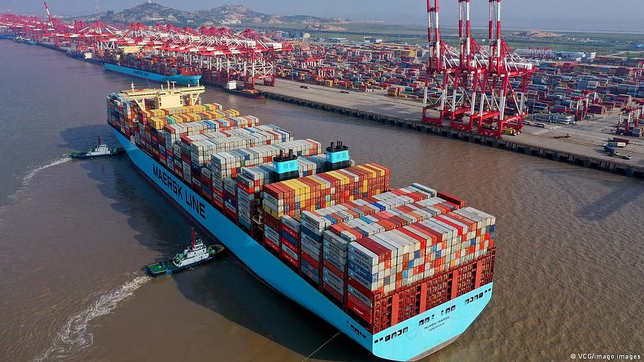 China's export growth rises sharply (file photo)