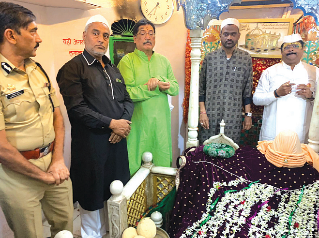 Warkaris share a morsel with Muslims