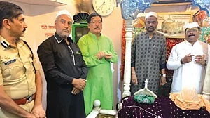 Warkaris share a morsel with Muslims