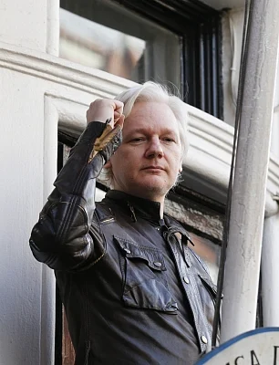 Hundreds gather in London to protest against Assange's US extradition