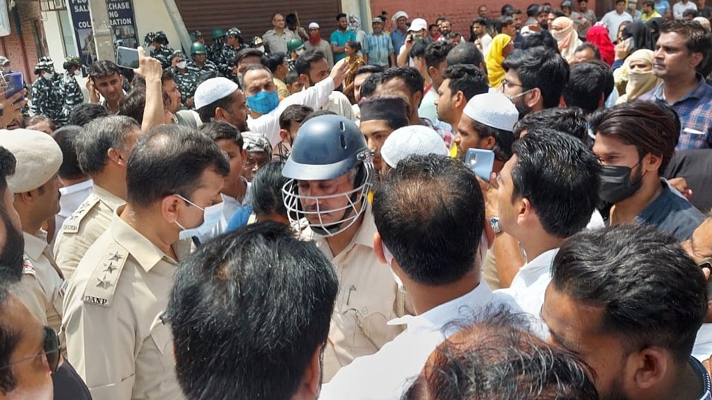 locals protest during demolition in Madanpur Khadar