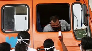 TN steps up vigil on border as tomato fever spreads in Kerala