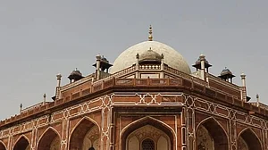 Visitors at Delhi's Humayun Tomb despite simmering heat