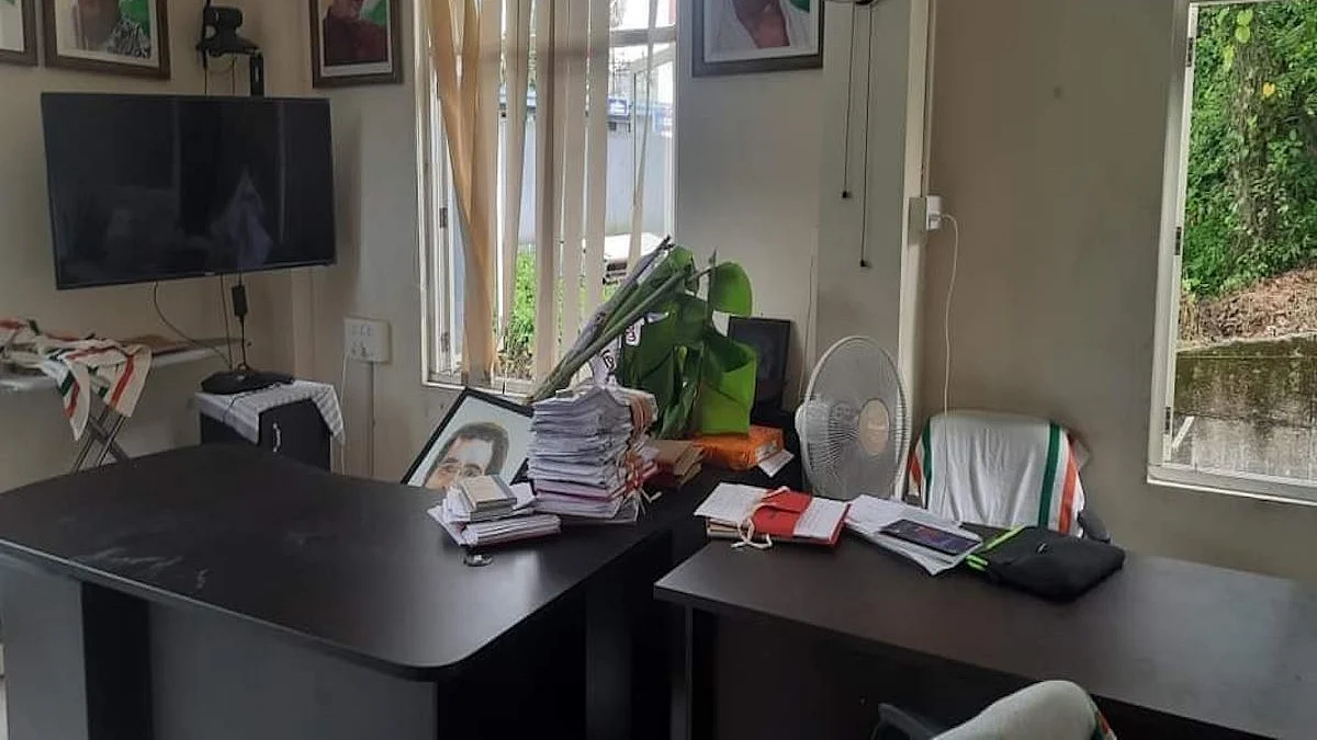 Rahul Gandhi's office in Wayanad vandalised by SFI students (Twitter/@Nijil_Kandy)