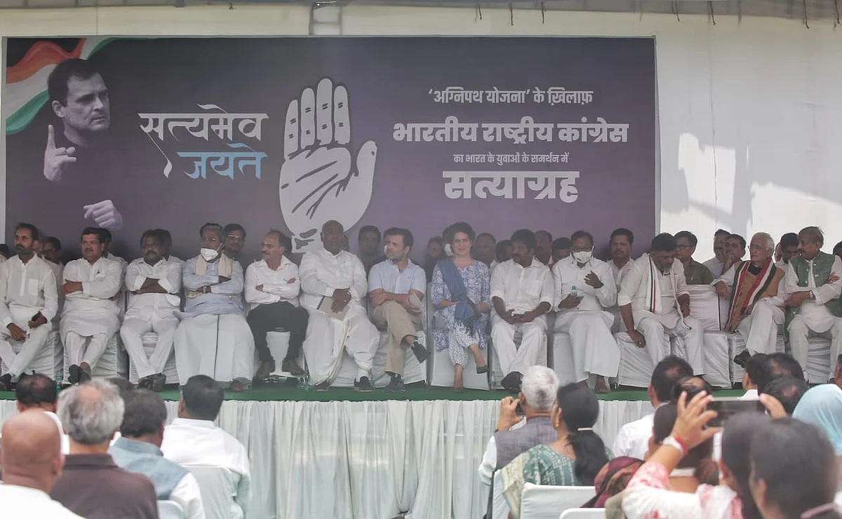 Congress MPs, MLAs from across country gather at party hqs to show support for Rahul Gandhi