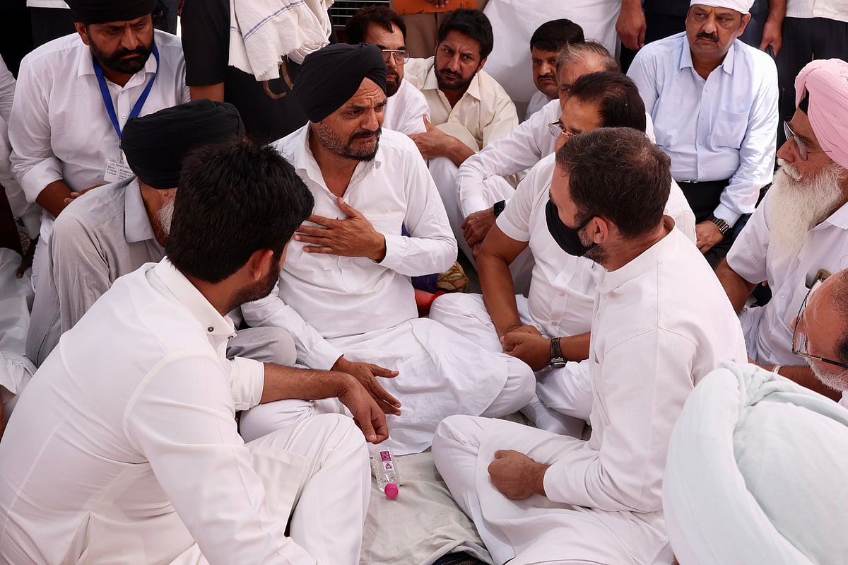 Rahul Gandhi visits Moosewala's house in Punjab