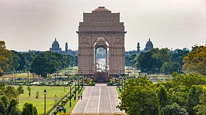 Delhiites witness clear, warm Friday; max temp at 39.3 degrees Celsius, likely to increase by 2 degrees